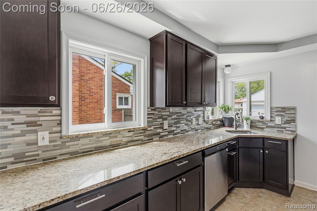 24671 Kenosha Street, Oak Park, MI 48237 — Photo 8