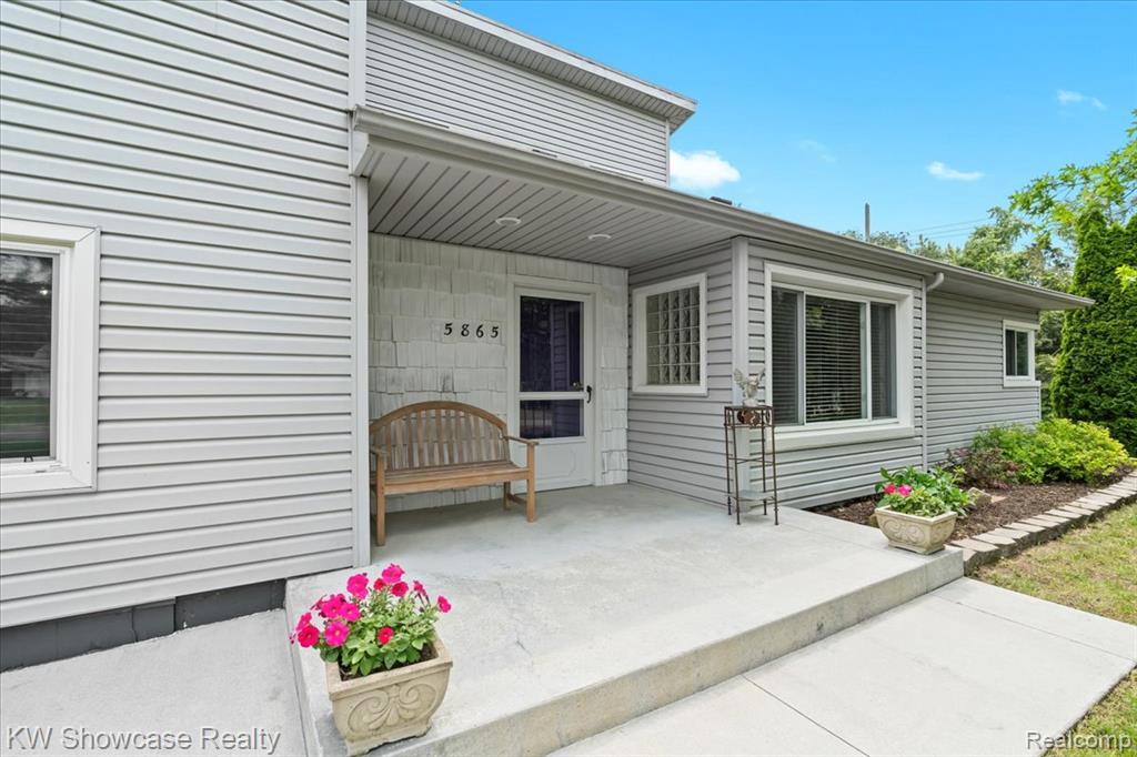 5865 Crescent Road, Waterford, MI 48327 — Photo 3