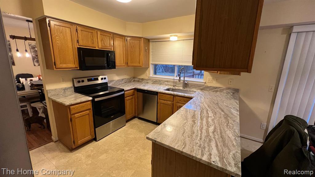 6868 Essex Court, Waterford, MI 48327 — Photo 10