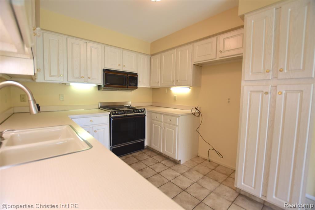 1752 S HILL Boulevard, Bloomfield Hills, MI 48304 — Photo 13