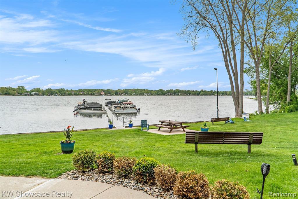 895 S PONTIAC Trail, C206, Walled Lake, MI 48390 — Photo 4