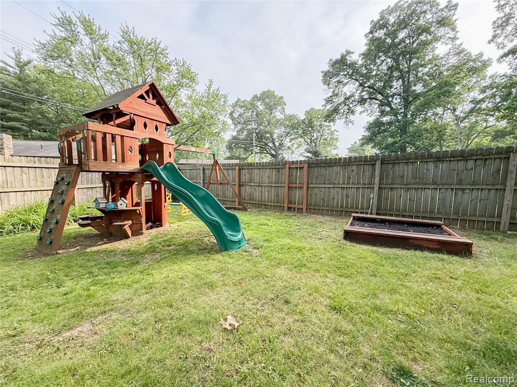 3965 Midland Road E, Waterford, MI 48329 — Photo 25