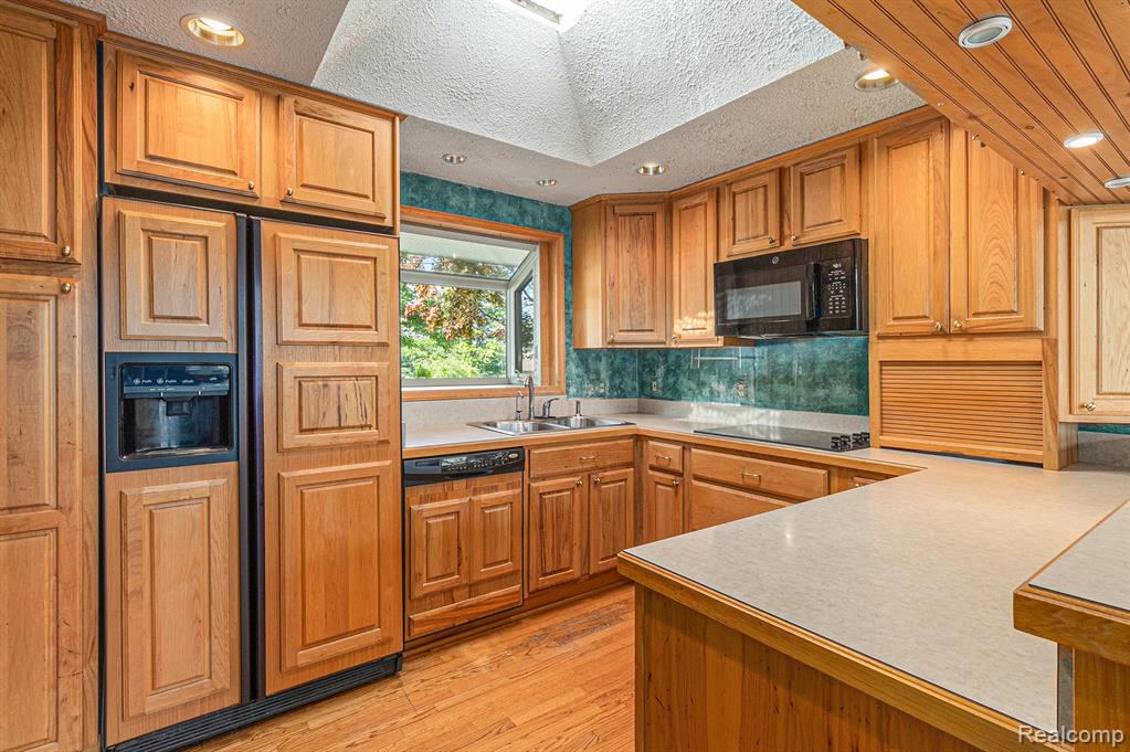 979 Abseguami Trail, Lake Orion, MI 48362 — Photo 15