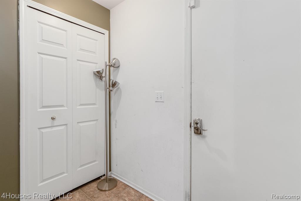 654 LYDIA Lane, Pontiac, MI 48341 — Photo 31