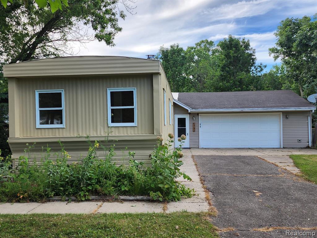 5791 MAUNEE Drive, Howell, MI 48843 — Photo 2