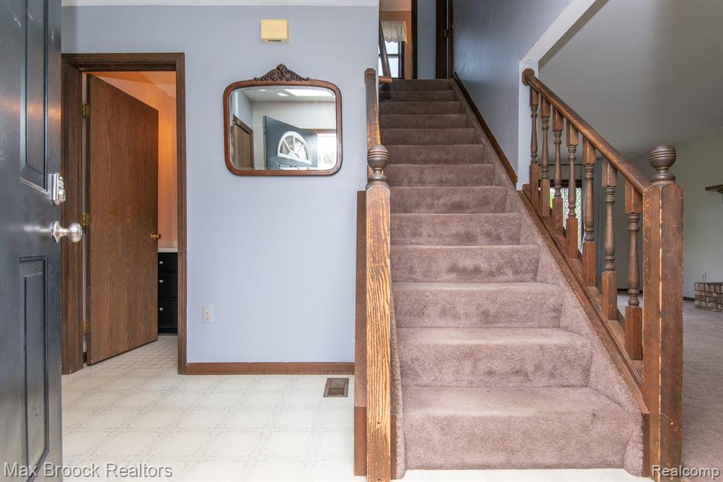 54320 BELCREST Drive, Milford, MI 48381 — Photo 11
