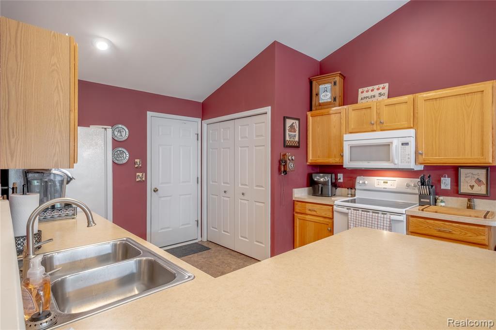 9006 Spring Brook Circle, Davison, MI 48423 — Photo 6