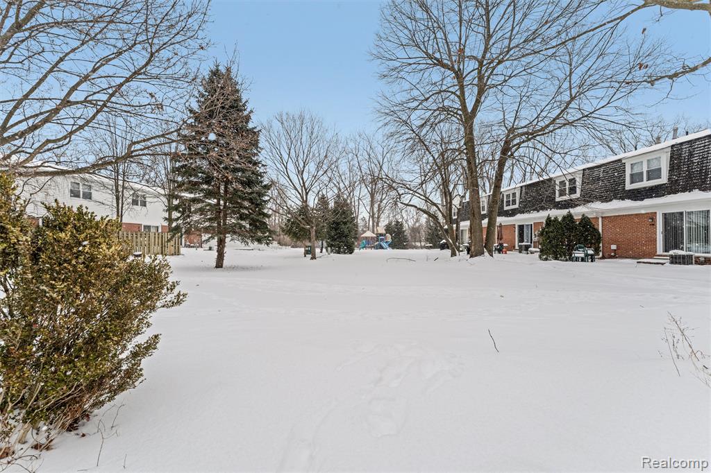 45704 Kensington St, Utica, MI 48317 — Photo 24