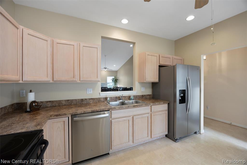 3561 Grove Lane, Auburn Hills, MI 48326 — Photo 20