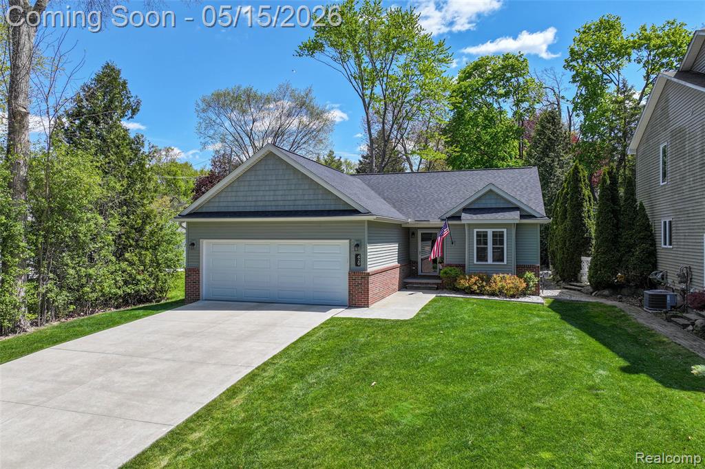 429 Grixdale Lane, Waterford, MI 48328 — front exterior