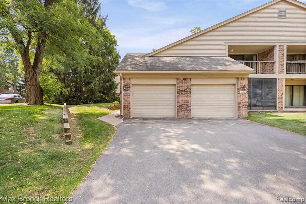 29664 Pine Ridge Circle, Farmington Hills, MI 48331 — Photo 28