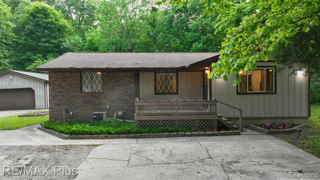 2047 Hickory Drive, Lapeer, MI 48446 — Photo 2