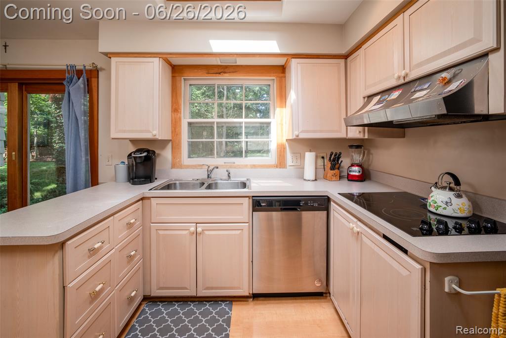 6826 Spruce Drive, Bloomfield Hills, MI 48301 — Photo 11