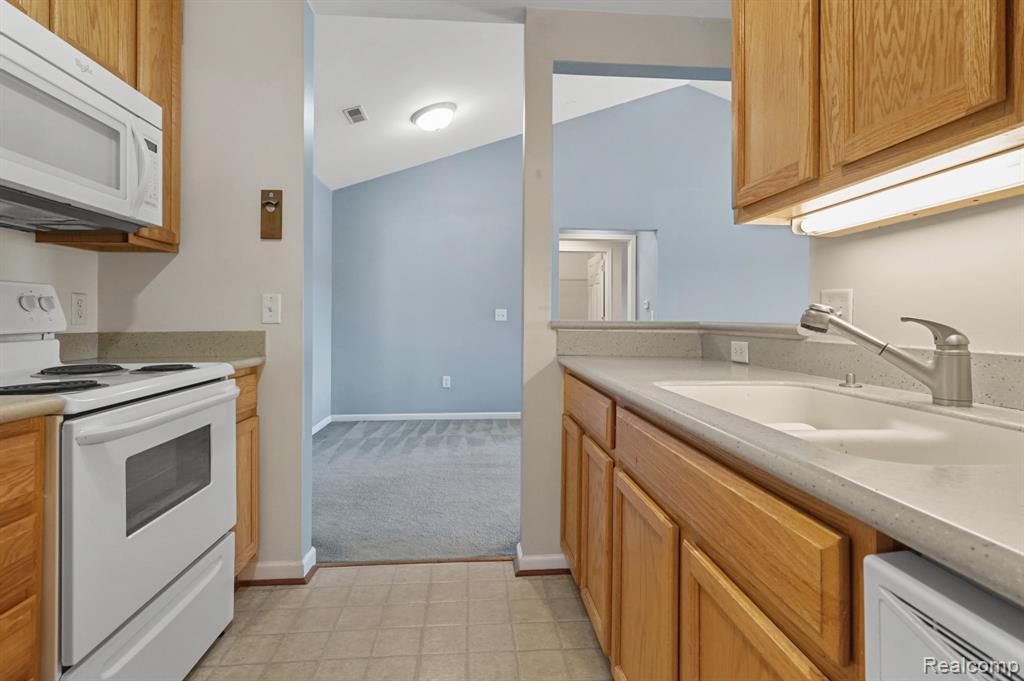 864 Amanda Lane, Pontiac, MI 48340 — Photo 12