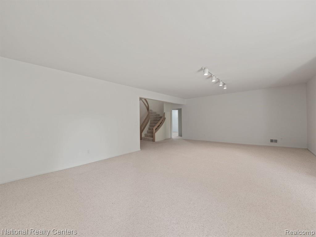 4888 WOODCLIFF HILL Road, West Bloomfield, MI 48323 — Photo 36