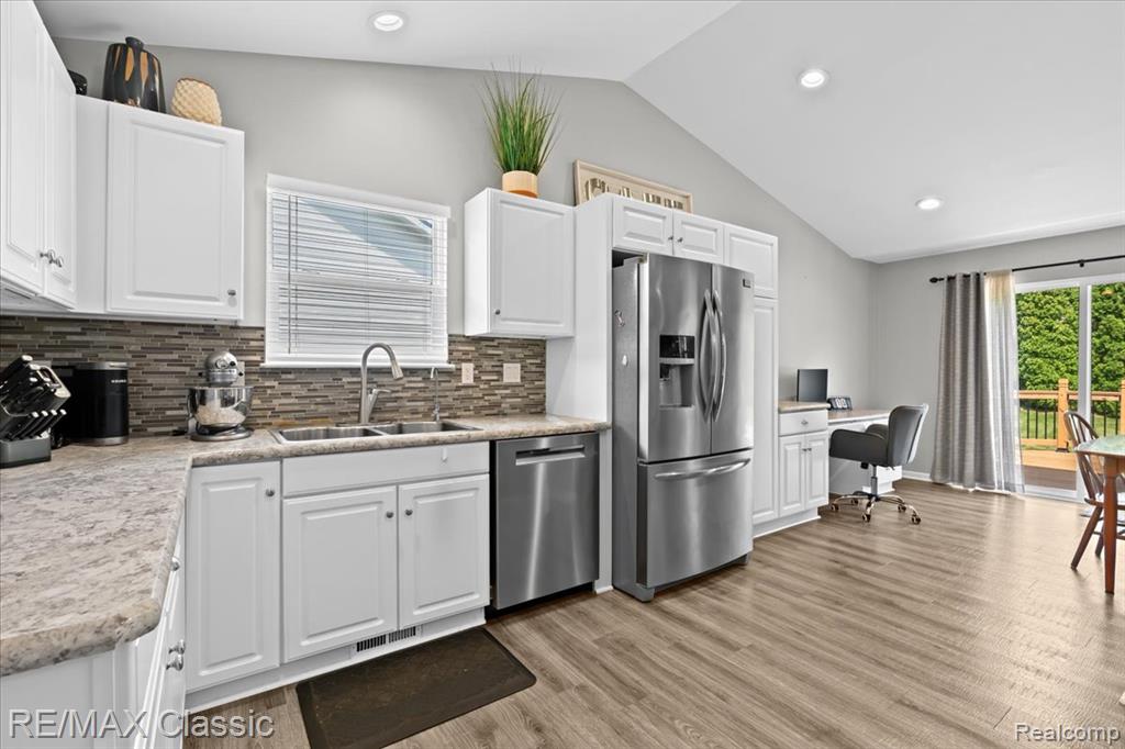 4176 W Pointe Drive, Waterford, MI 48329 — Photo 12