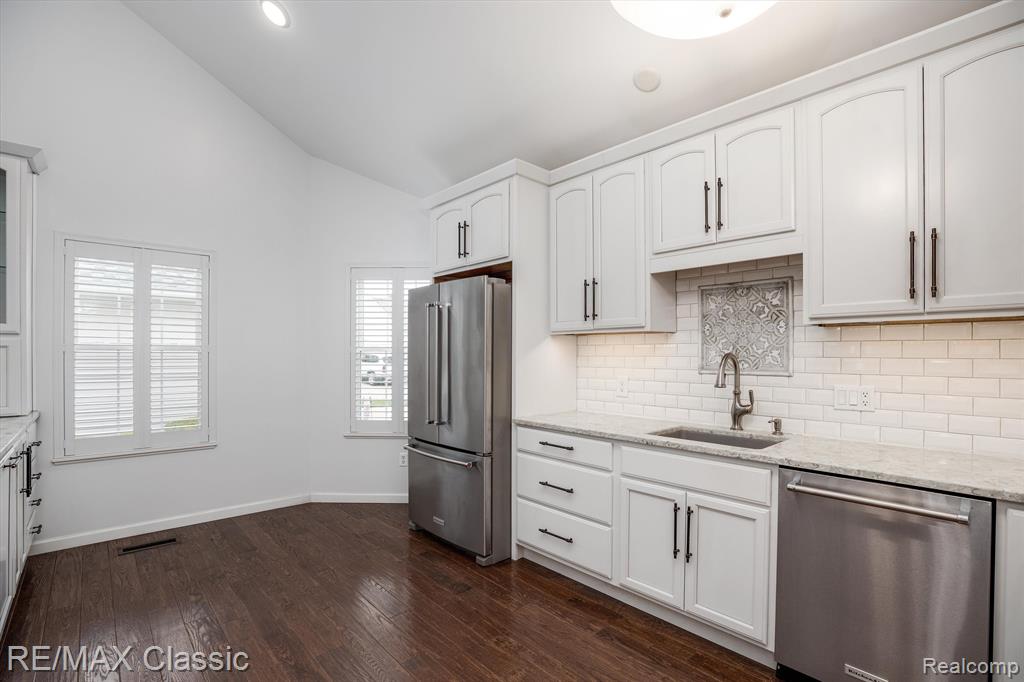916 VILLAGE Way, South Lyon, MI 48178 — Photo 14