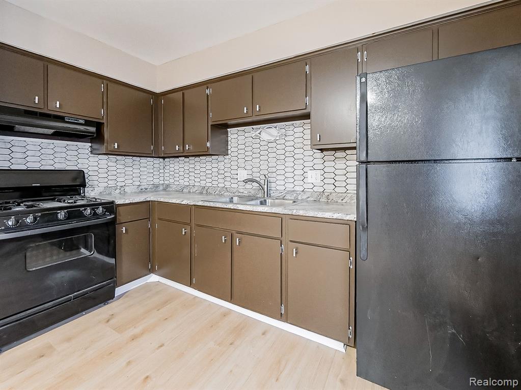 8250 CRESTVIEW Drive, B8, Sterling Heights, MI 48312 — Photo 5