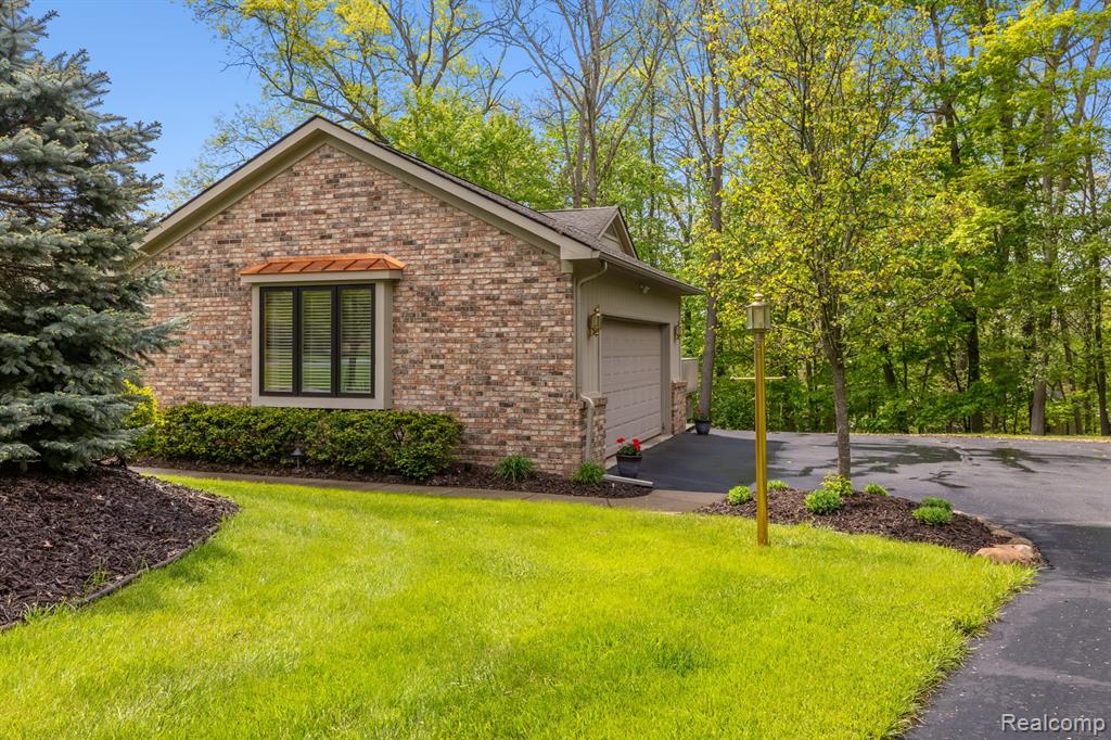 2484 PINE HOLLOW Trail, Brighton, MI 48114 — Photo 34