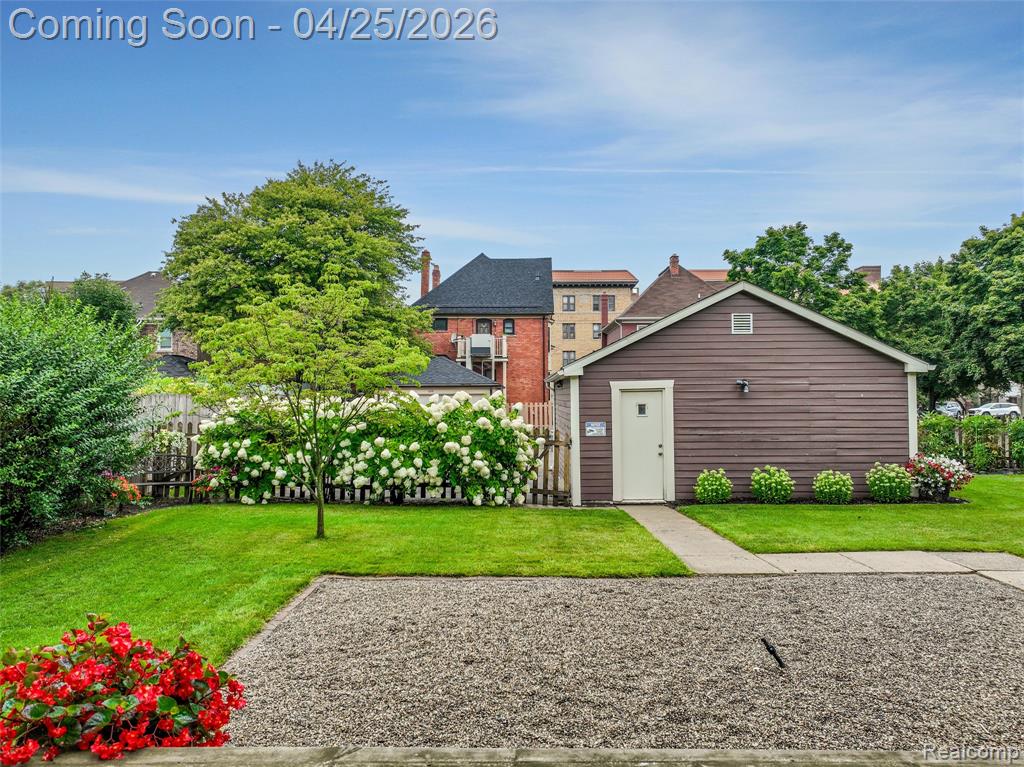 658 Pallister, Detroit, MI 48202 — Photo 57