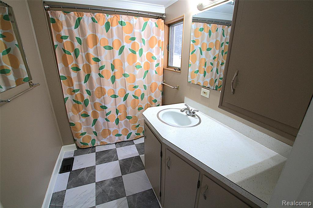 703 Queen Street, Owosso, MI 48867 — Photo 13