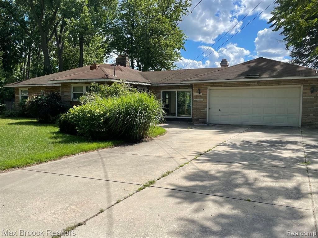 5111 ELIZABETH LAKE Road, Waterford, MI 48327 — front exterior