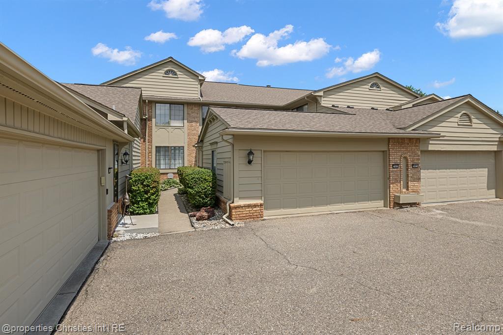 7460 PEBBLE Lane, West Bloomfield, MI — front exterior