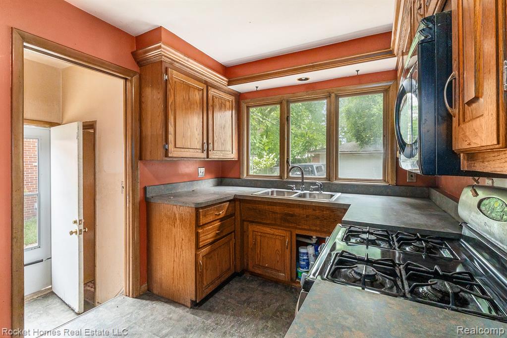 915 Englewood Avenue, Royal Oak, MI 48073 — Photo 11