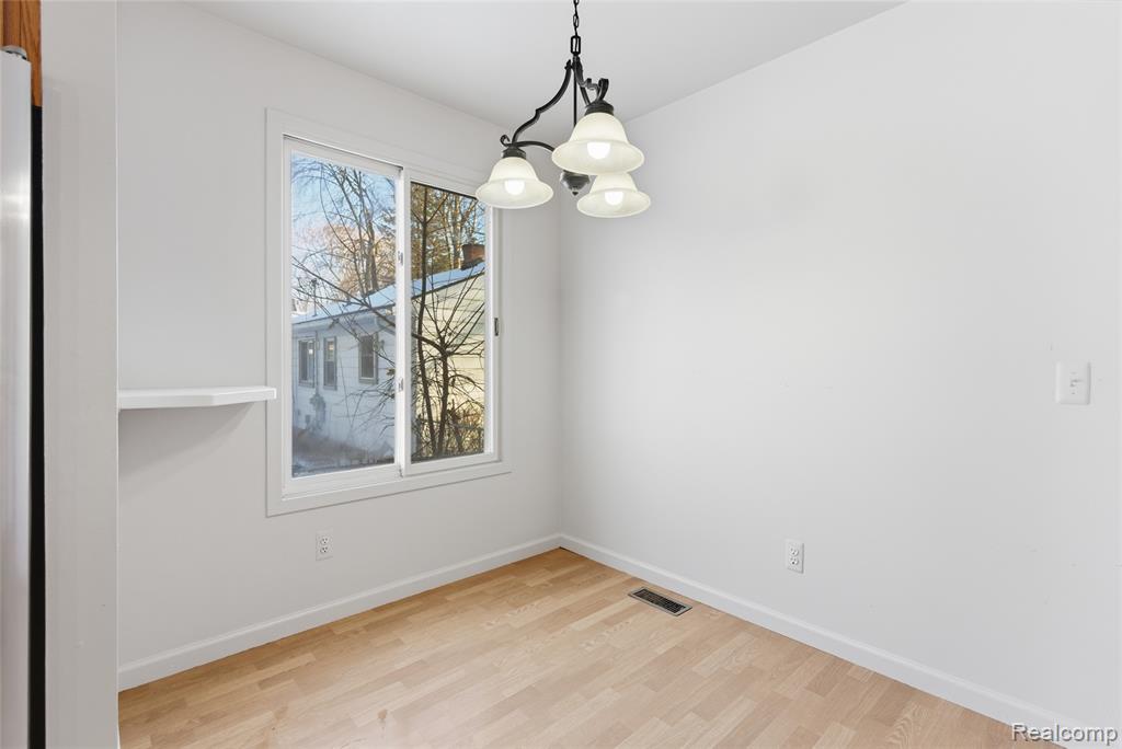 5654 Rowley Boulevard, Waterford, MI 48329 — Photo 14
