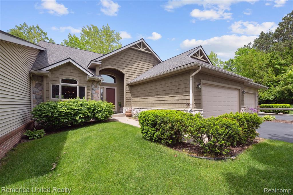 1317 PEPPERGROVE Drive, Brighton, MI 48116 — Photo 2