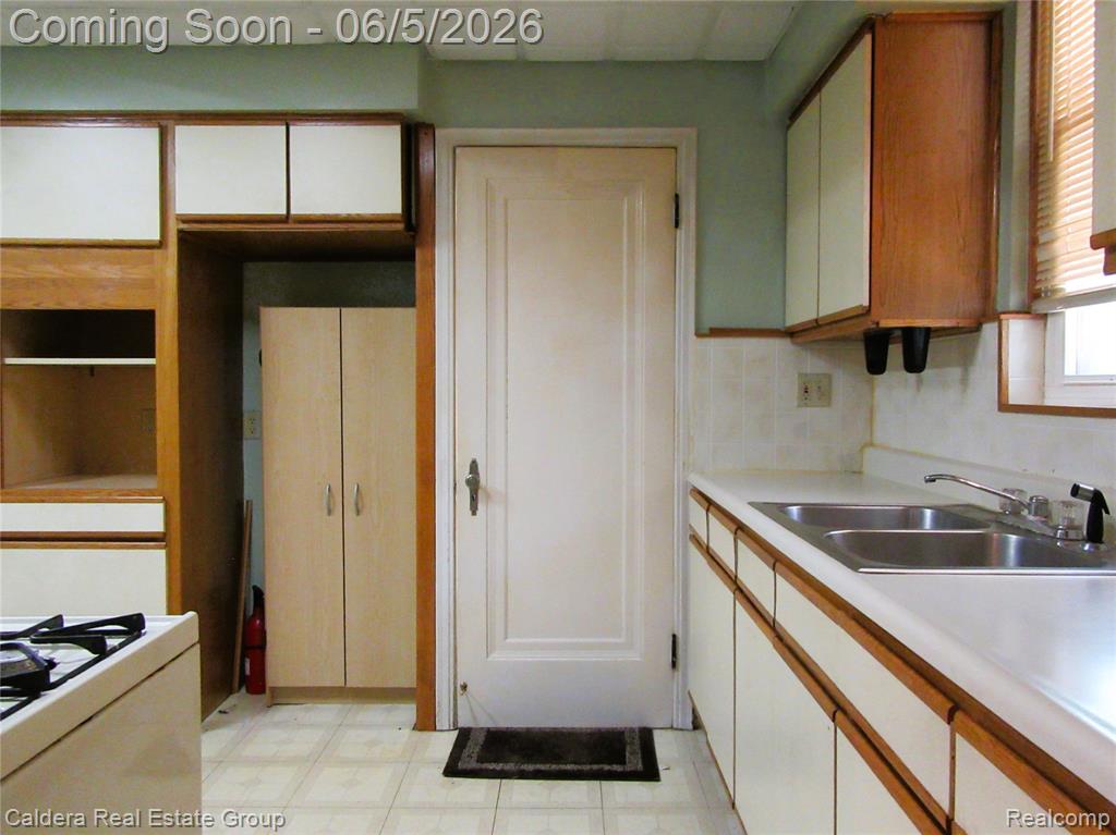 15556 Veronica Avenue, Eastpointe, MI 48021 — Photo 10
