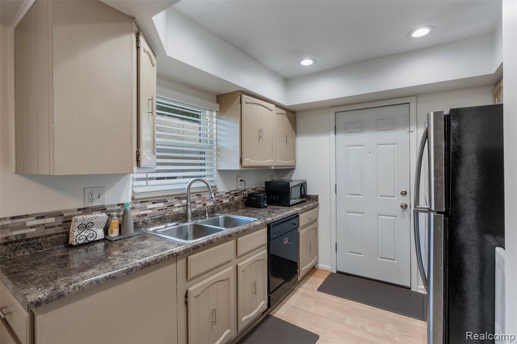 8431 Roseland Court, Oak Park, MI 48237 — Photo 9