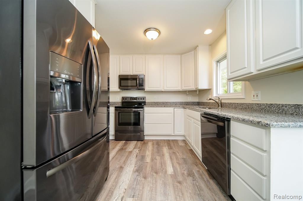 598 COVINGTON Street, South Lyon, MI 48178 — Photo 15