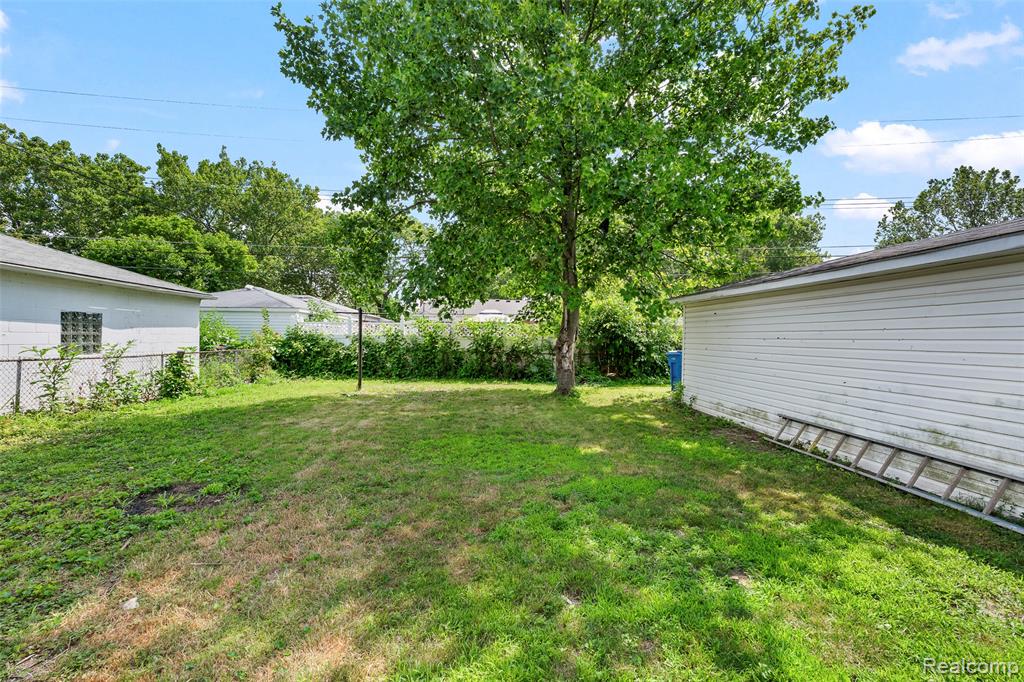 8630 N Evangeline Street, Dearborn Heights, MI 48127 — Photo 4