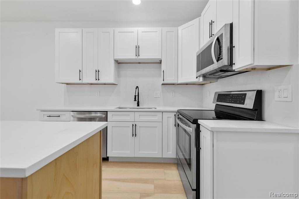 4392 Gateway Circle, West Bloomfield, MI — Photo 12