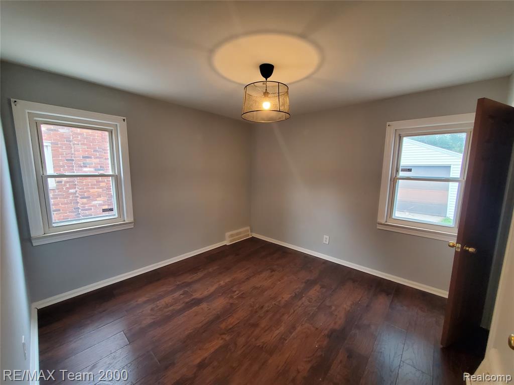 6985 N VERNON Street, Dearborn Heights, MI 48127 — Photo 14
