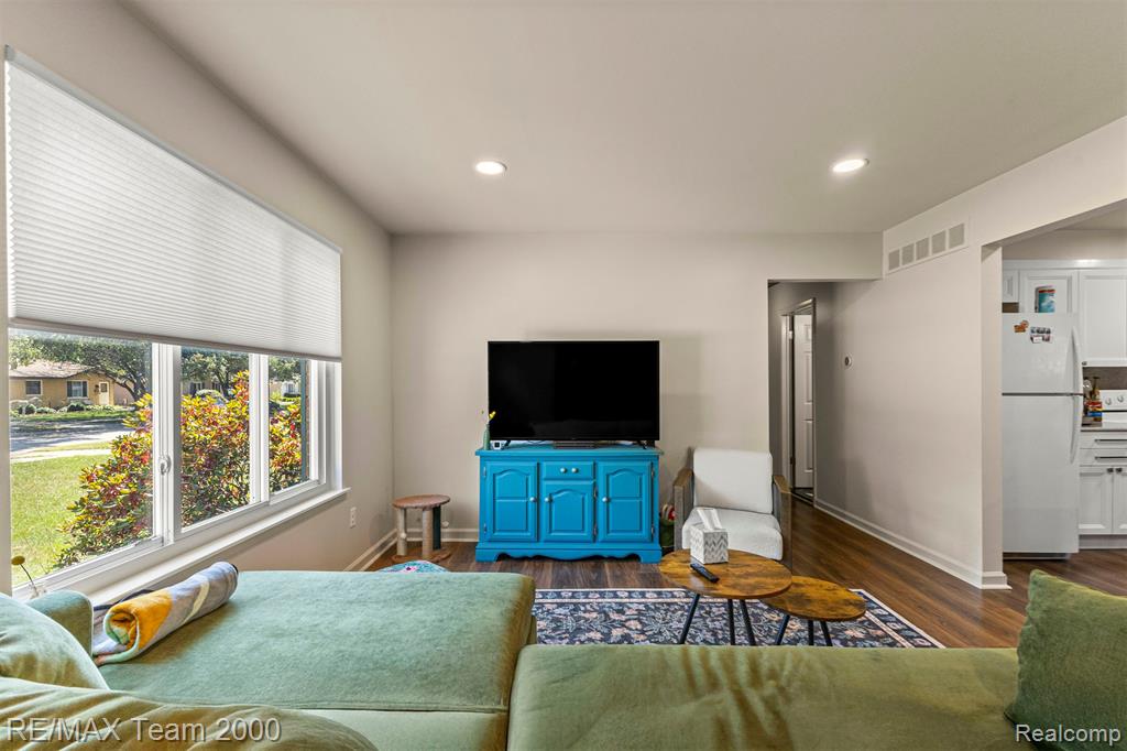 7085 London Court, Canton, MI 48187 — Photo 4