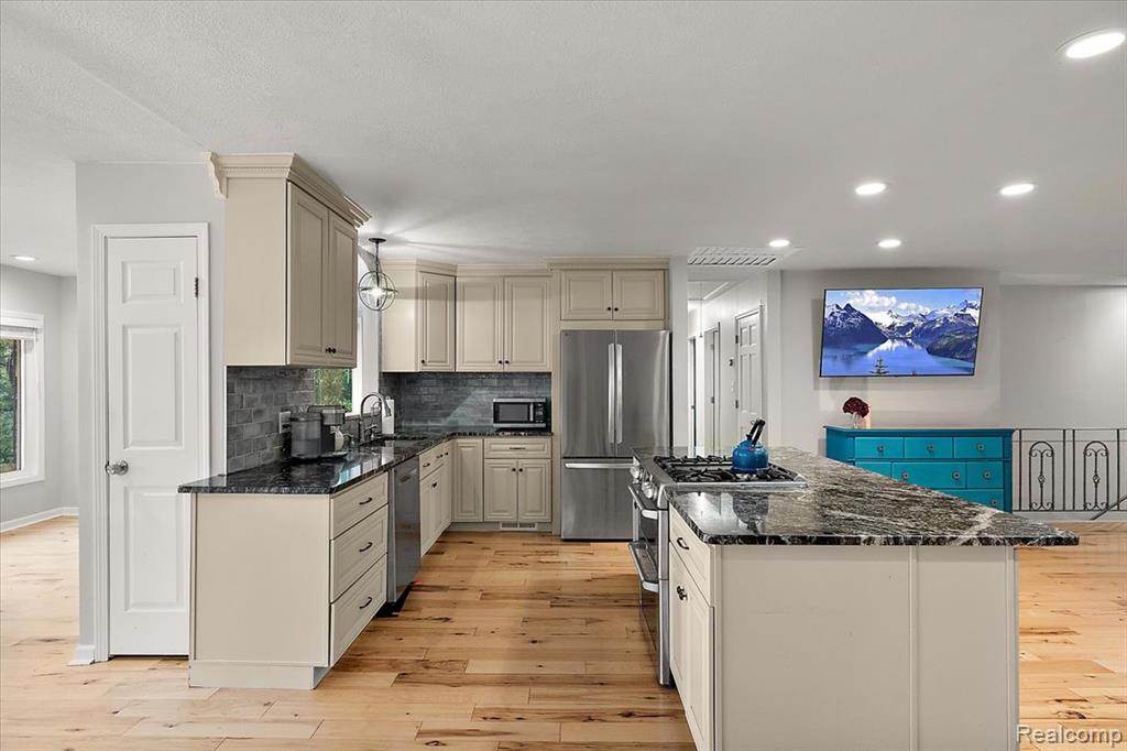 7291 Parkwood Drive, Fenton, MI 48430 — Photo 17