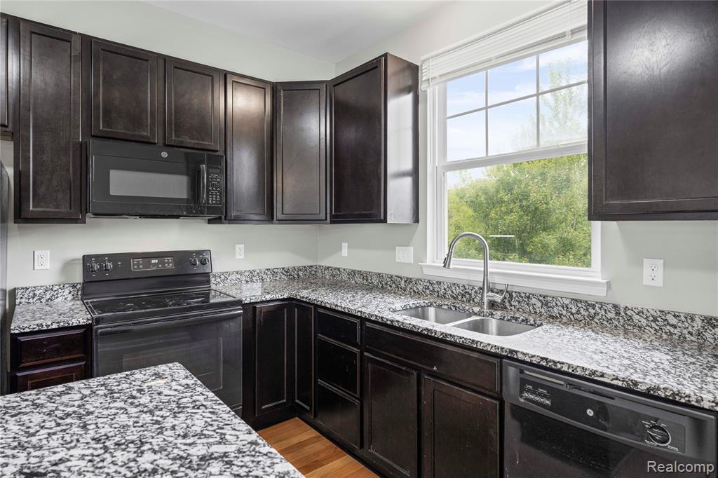 4592 Bradley Circle, Troy, MI 48085 — Photo 8
