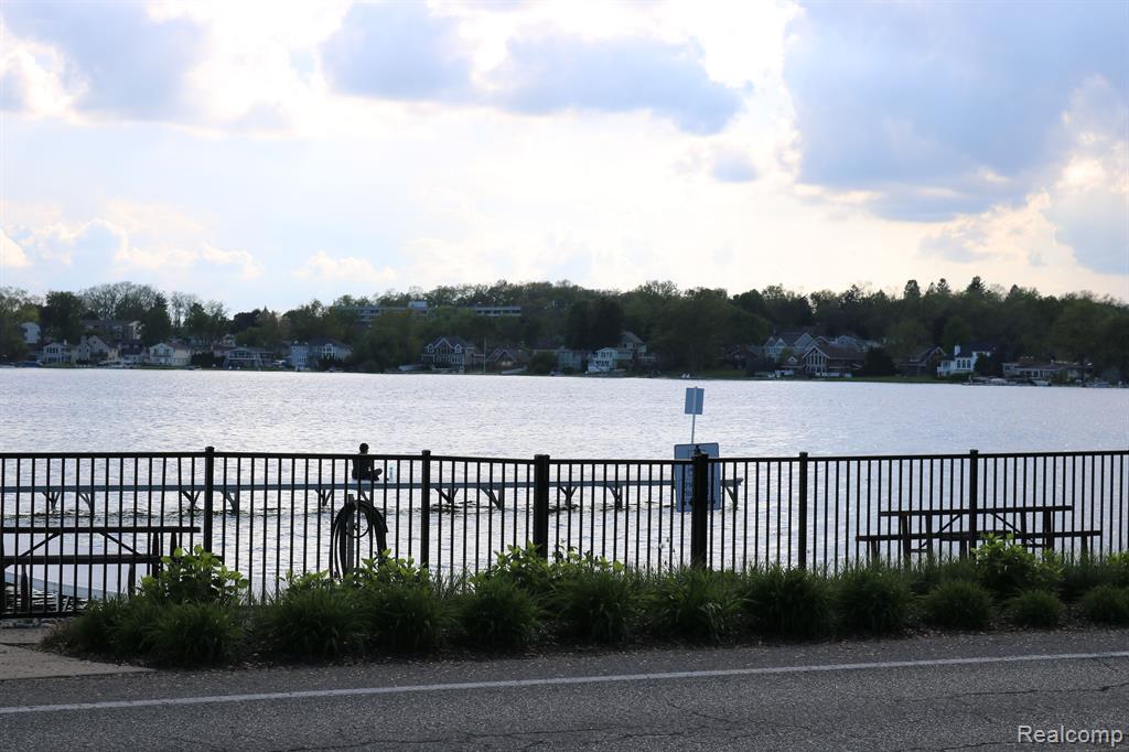 522 RED OAK, Walled Lake, MI 48390 — Photo 20