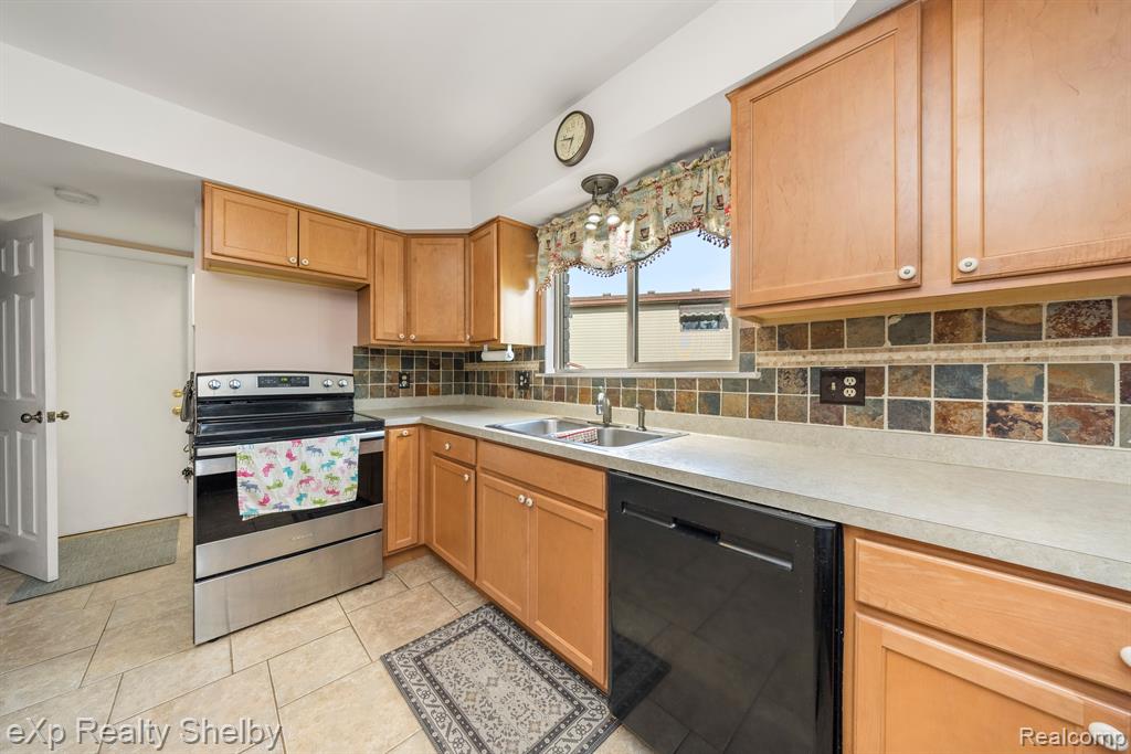 39611 HOLIDAY Drive, Sterling Heights, MI 48313 — Photo 11