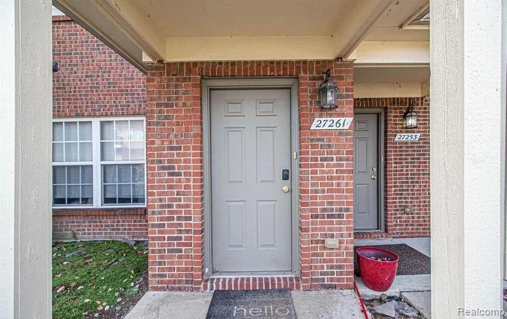 27261 HIDDEN OAKS Drive, Trenton, MI 48183 — Photo 2