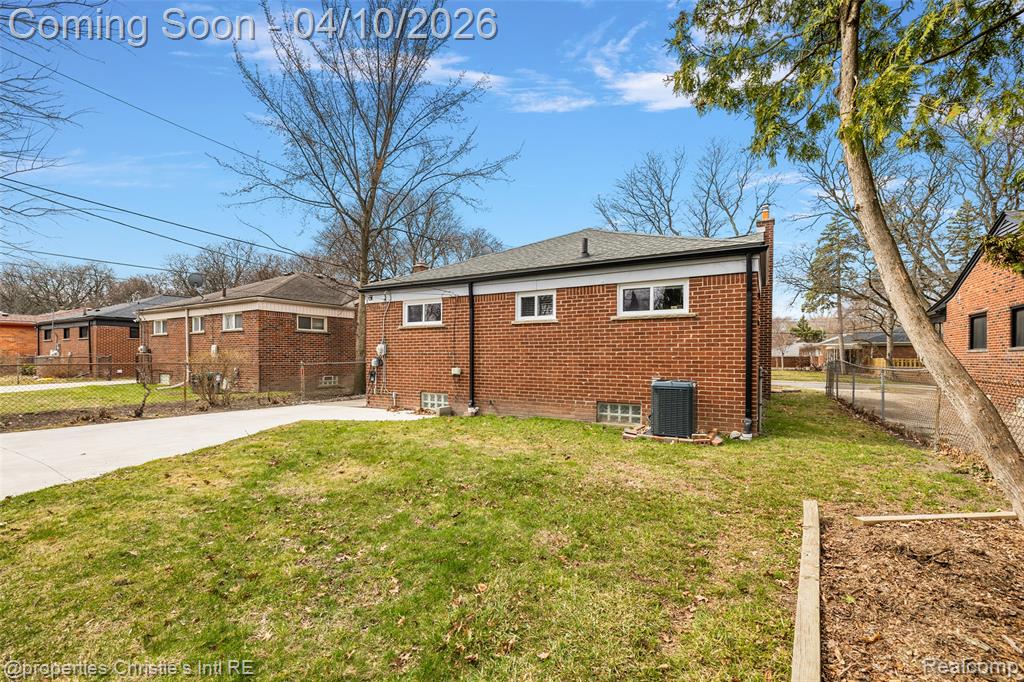 24658 Roanoke Avenue, Oak Park, MI 48237 — Photo 46
