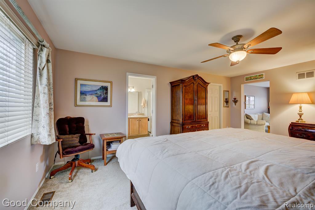 755 OAK POINT Lane, Madison Heights, MI 48071 — Photo 44