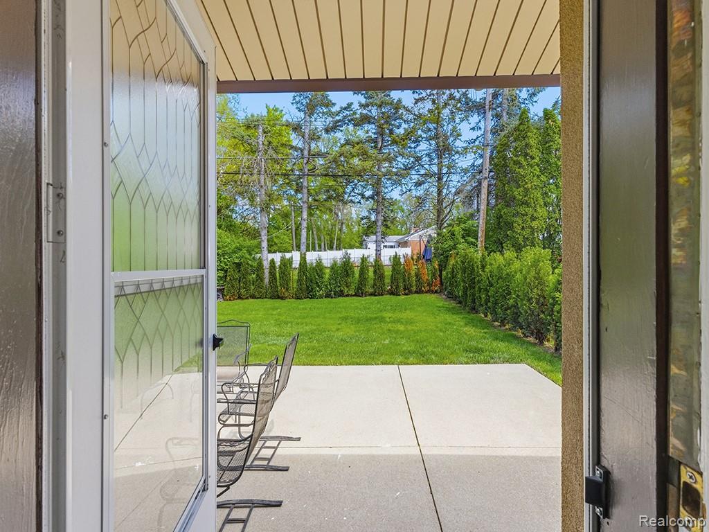 17361 W OUTER Drive, Dearborn Heights, MI 48127 — Photo 13
