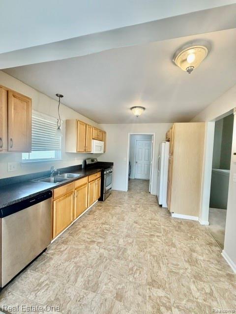 830 WOODHAVEN, Walled Lake, MI 48390 — Photo 8
