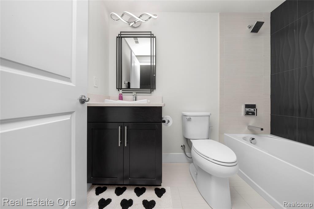 7656 Dunlap Court, West Bloomfield, MI — Photo 36