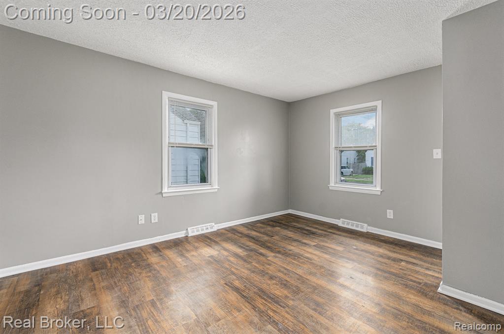 18565 Kenosha Street, Harper Woods, MI 48225 — Photo 10