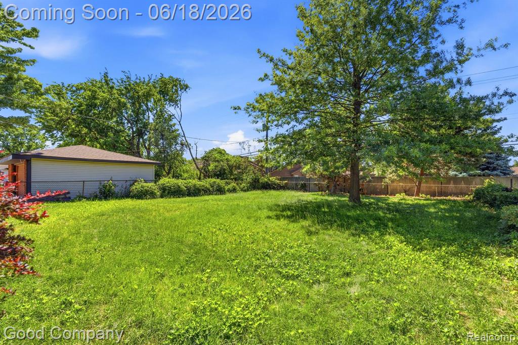 8246 Independence Drive, Sterling Heights, MI 48313 — Photo 26