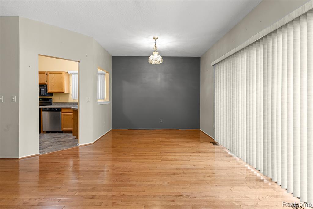 6546 Quail Run Circle, Westland, MI — Photo 8